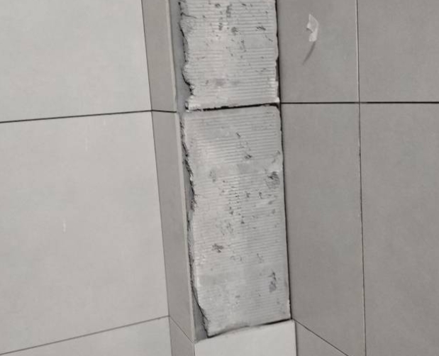 沁阳瓷砖空鼓维修公司分享下瓷砖施工前基层浇水润湿程度不足，可能导致以下问题